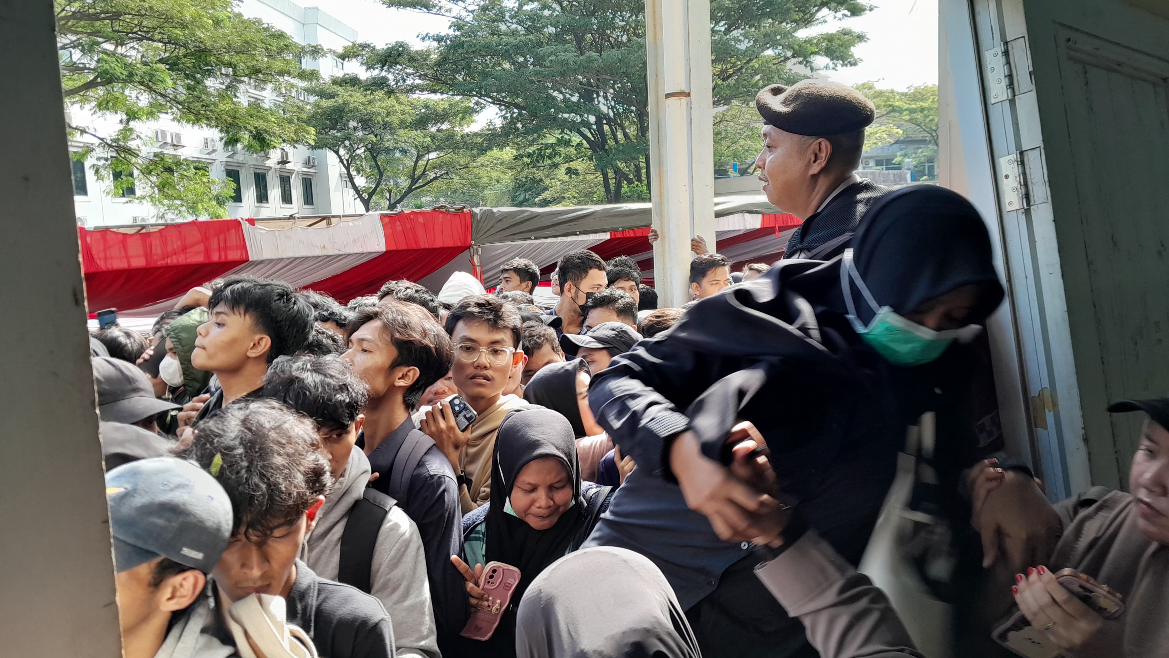 Ricuh, Pencaker Job Fair “Bekasi Pasti Bisa Expo” Alami Pingsan